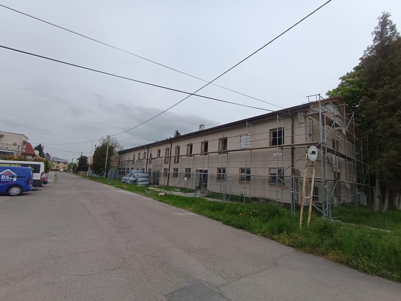 Bytový dom Strážske - pohľad z bočnej strany